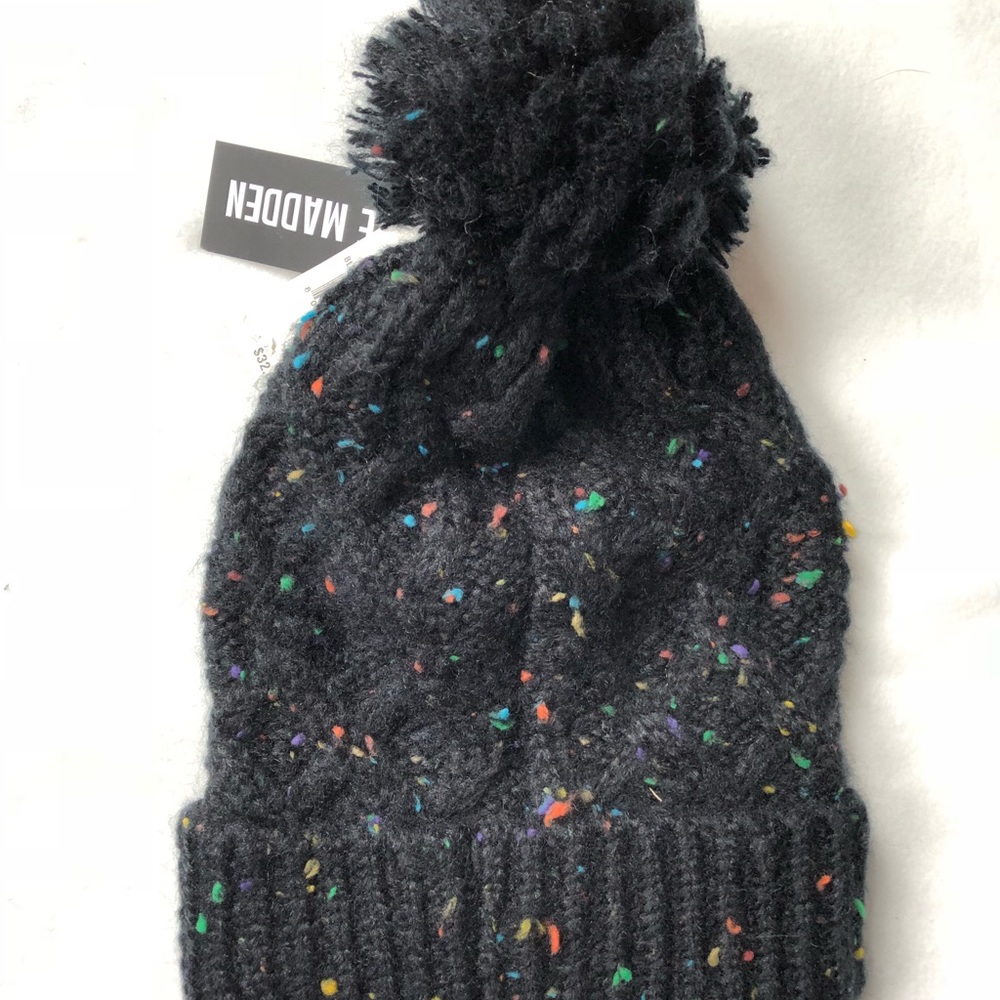 New with tag STEVE MADDEN BLACK BEANIE HAT w/multicolored speckles and a Pom Pom